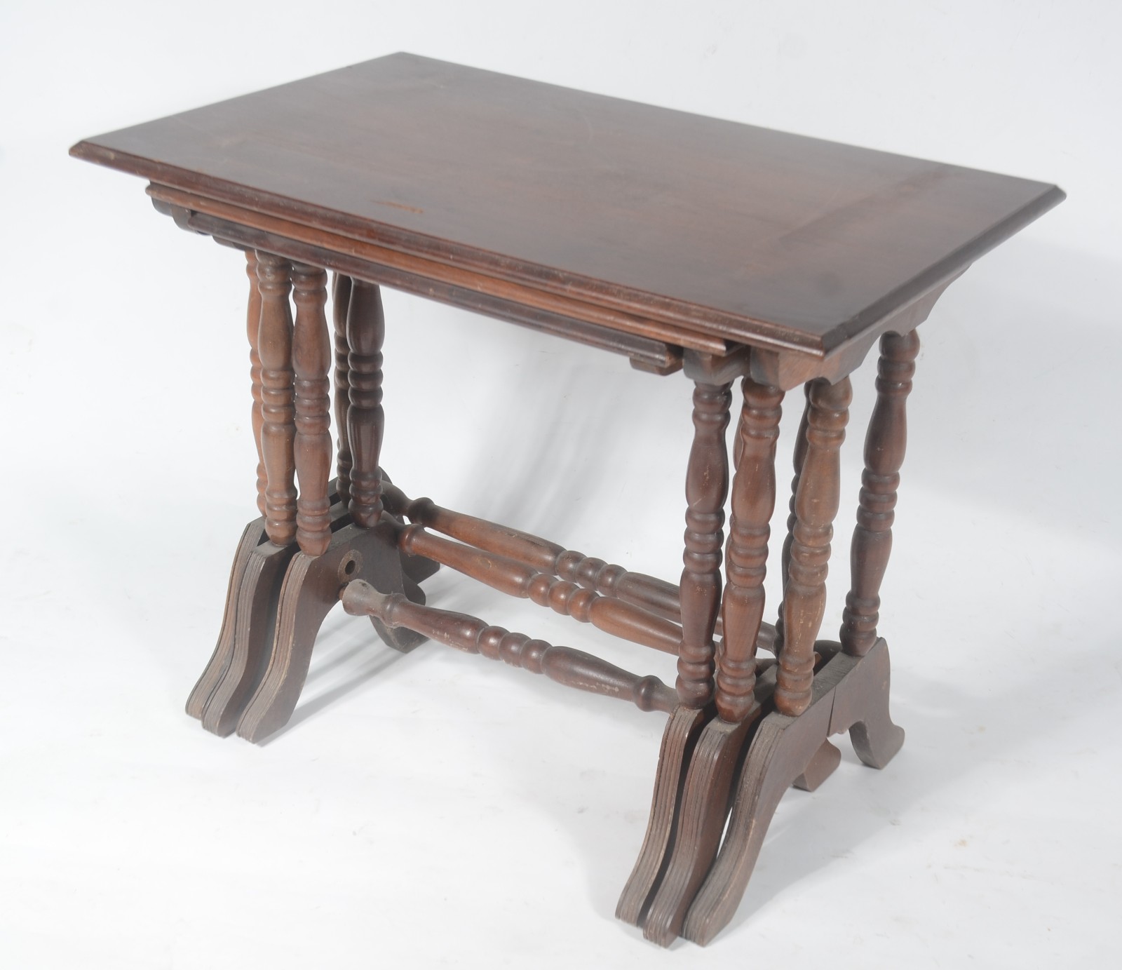 Mesa ninho de madeira nobre, 3 peças, pernas torneadas. Tampo com... - foto 2 de 9