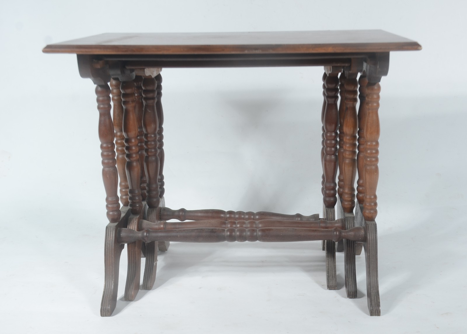 Mesa ninho de madeira nobre, 3 peças, pernas torneadas. Tampo com... - foto 4 de 9