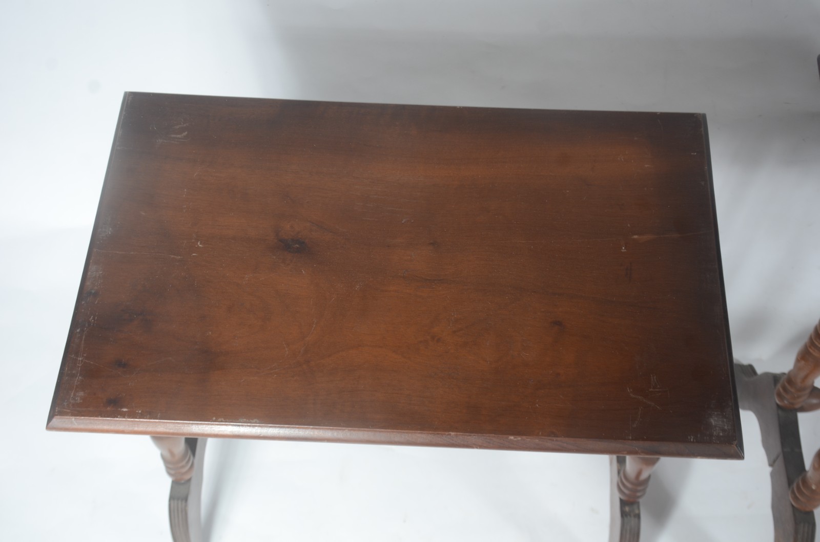 Mesa ninho de madeira nobre, 3 peças, pernas torneadas. Tampo com... - foto 5 de 9