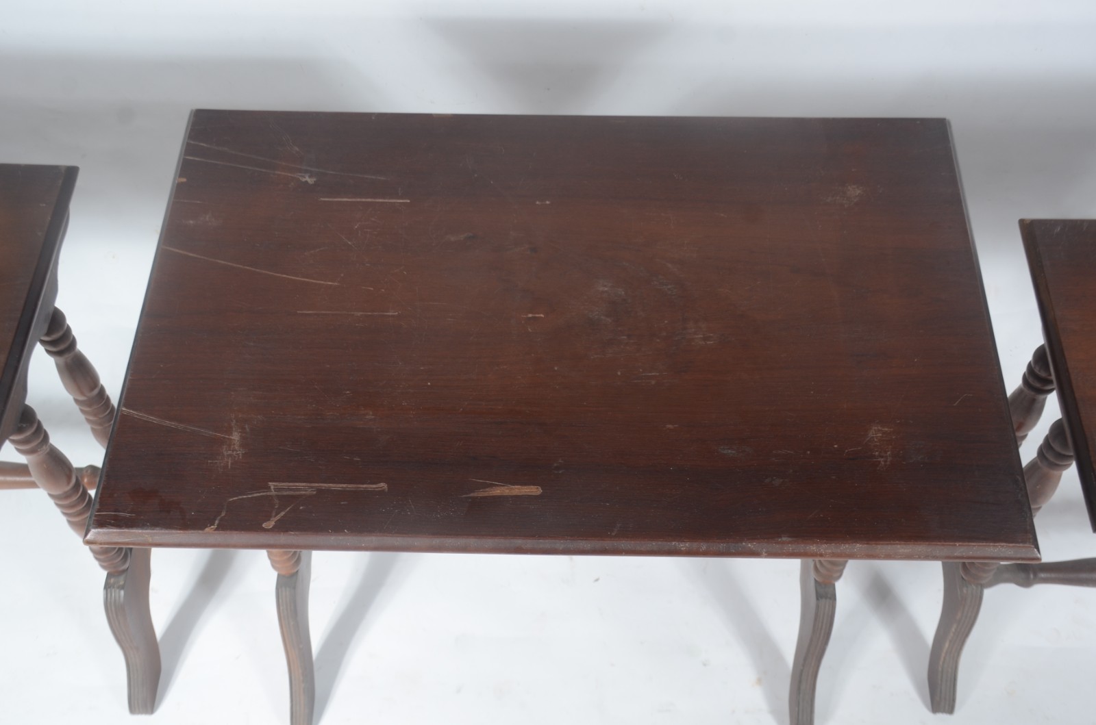 Mesa ninho de madeira nobre, 3 peças, pernas torneadas. Tampo com... - foto 6 de 9