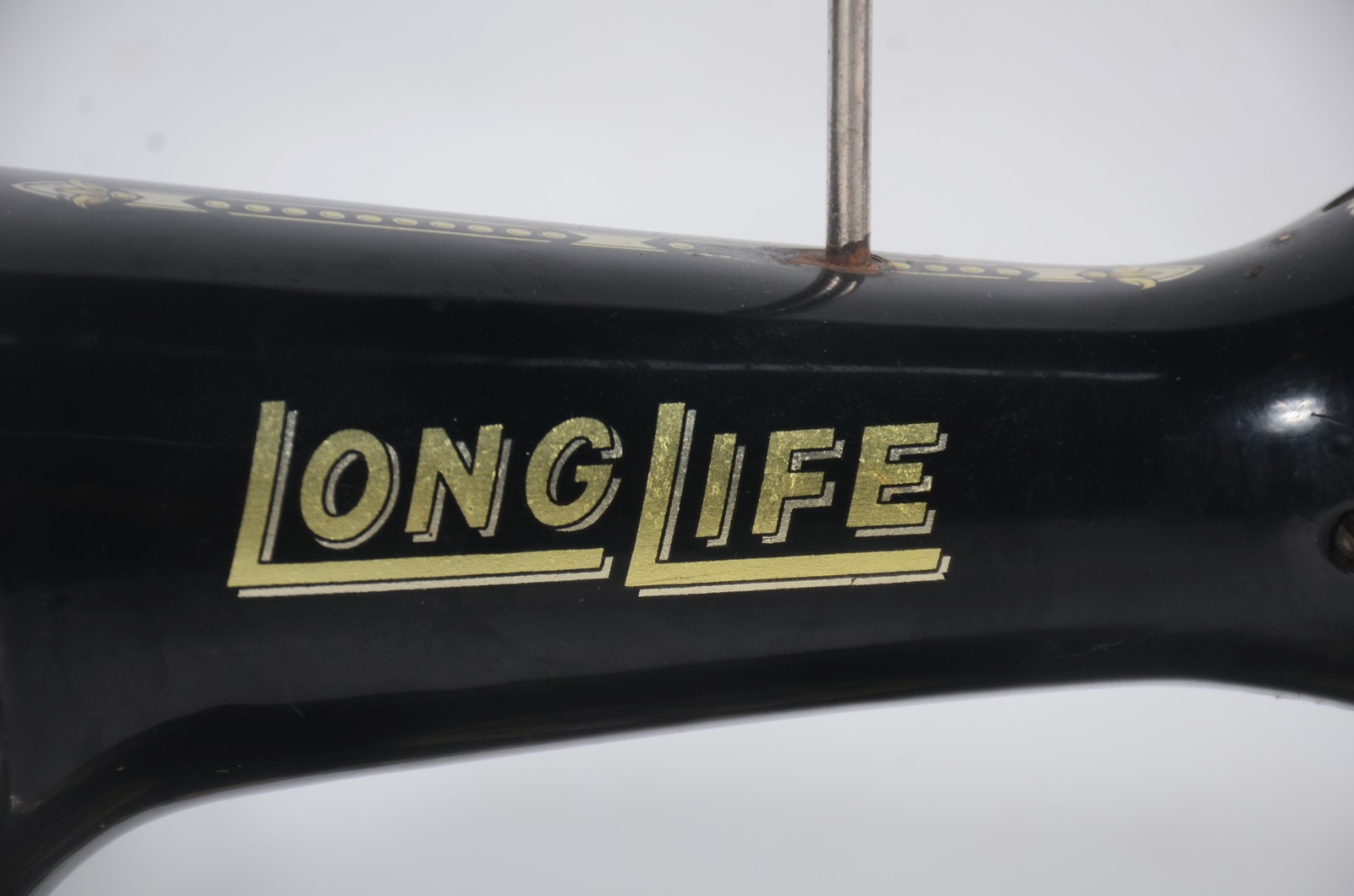 Antiga máquina de costura Long Life. Com desgastes. - foto 4 de 9