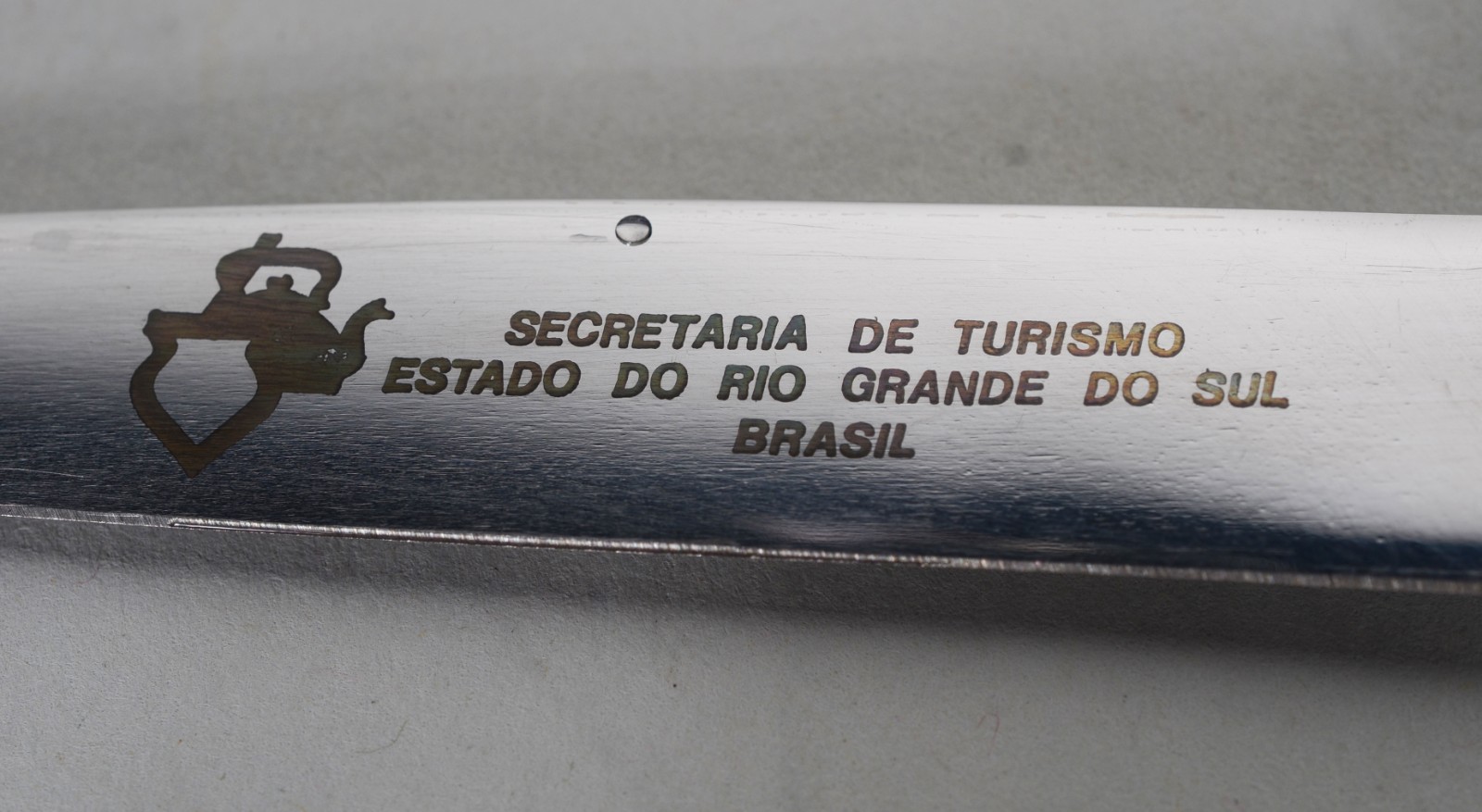 Duas peças de metal prateado, sendo: salva redonda com galeria vazada... - foto 9 de 11