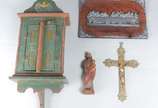 Quatro peças sacras, sendo: pequeno oratório de... - Quatro peças sacras, sendo: pequeno oratório de madeira policromada; imagem de santo com menino em madeira policromada; crucifixo de metal doura...