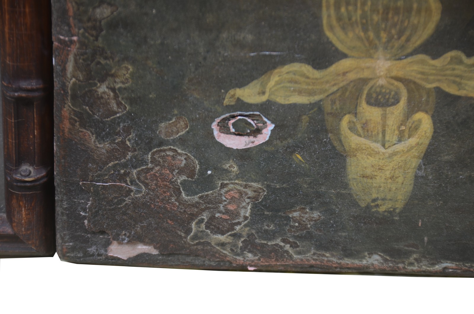 Duas peças, sendo: fragmento de madeira com pintura de pássaros e... - foto 10 de 11