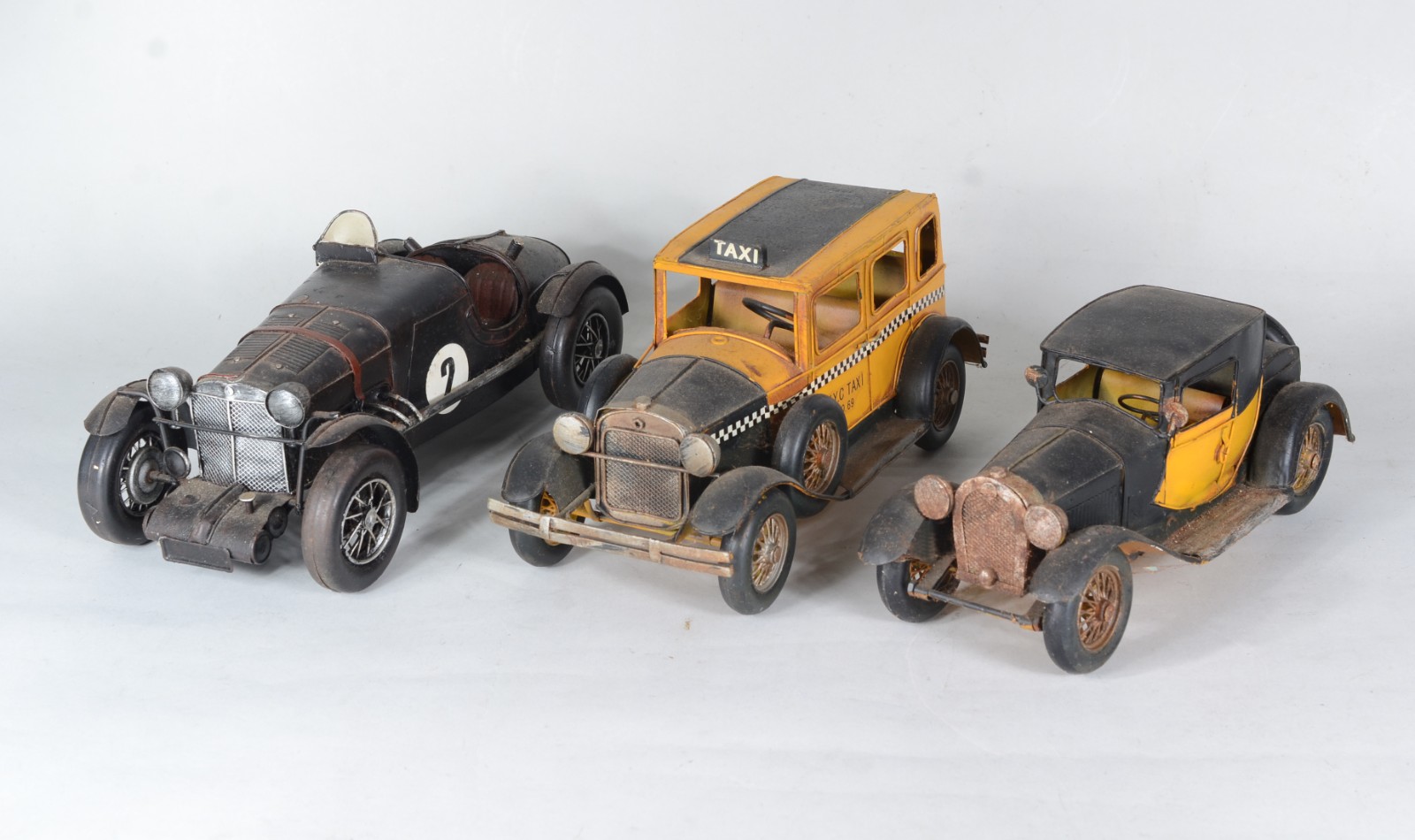 Três carrinhos decorativos em miniaturas de metal. Desgastes. - foto 1 de 8