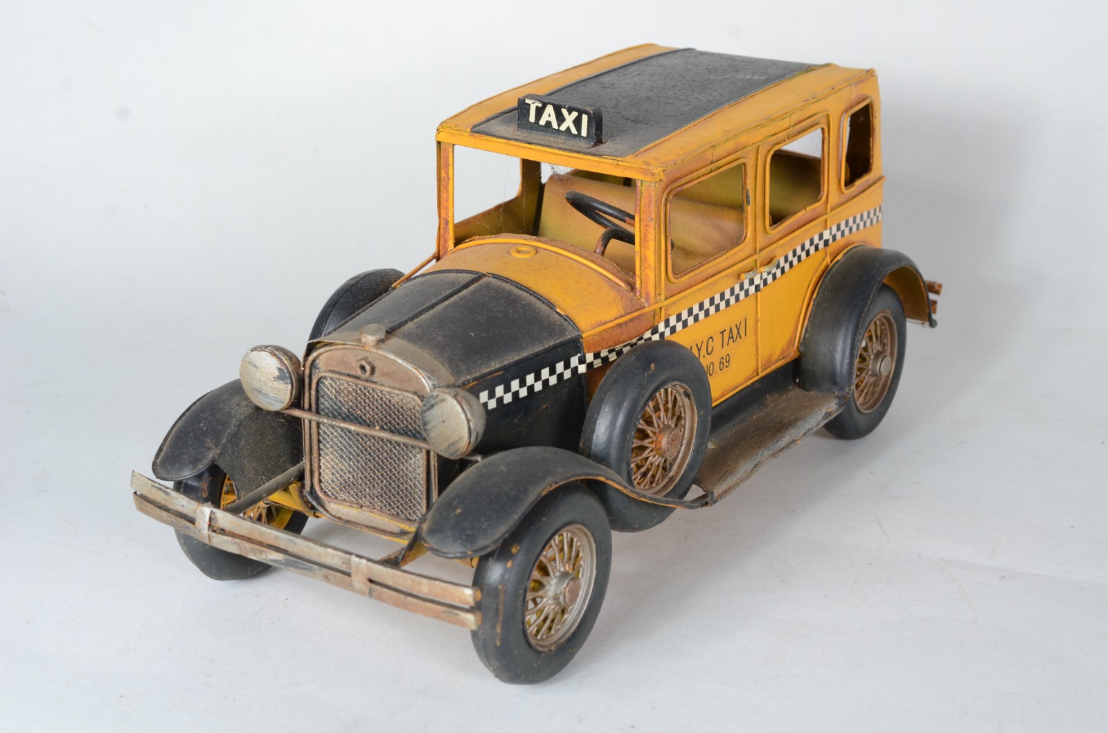 Três carrinhos decorativos em miniaturas de metal. Desgastes. - foto 4 de 8