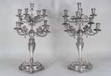 Elkington & Co.,  - Par de imponentes candelabros de metal prateado ingles para 9 velas cada, reversíveis em castiçais, ricamente trabalhados com guirlandas florais e cab