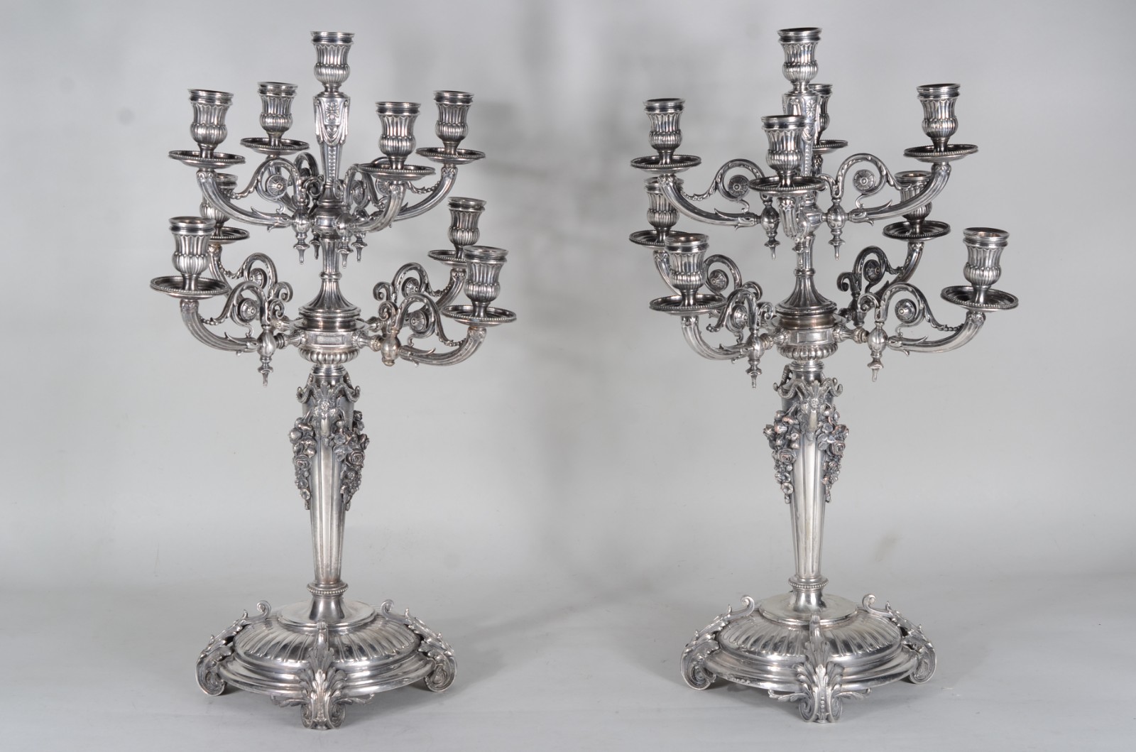 Par de imponentes candelabros de metal prateado ingles para 9 velas... - foto 1 de 11