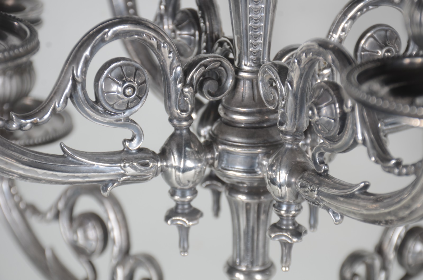 Par de imponentes candelabros de metal prateado ingles para 9 velas... - foto 2 de 11