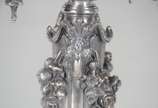 Elkington & Co.,  - Par de imponentes candelabros de metal prateado ingles para 9 velas cada, reversíveis em castiçais, ricamente trabalhados com guirlandas florais e cab