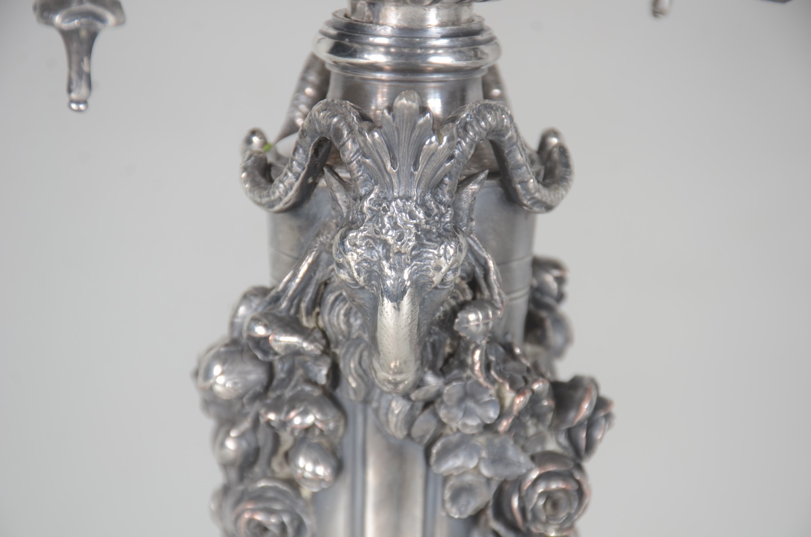 Par de imponentes candelabros de metal prateado ingles para 9 velas... - foto 3 de 11