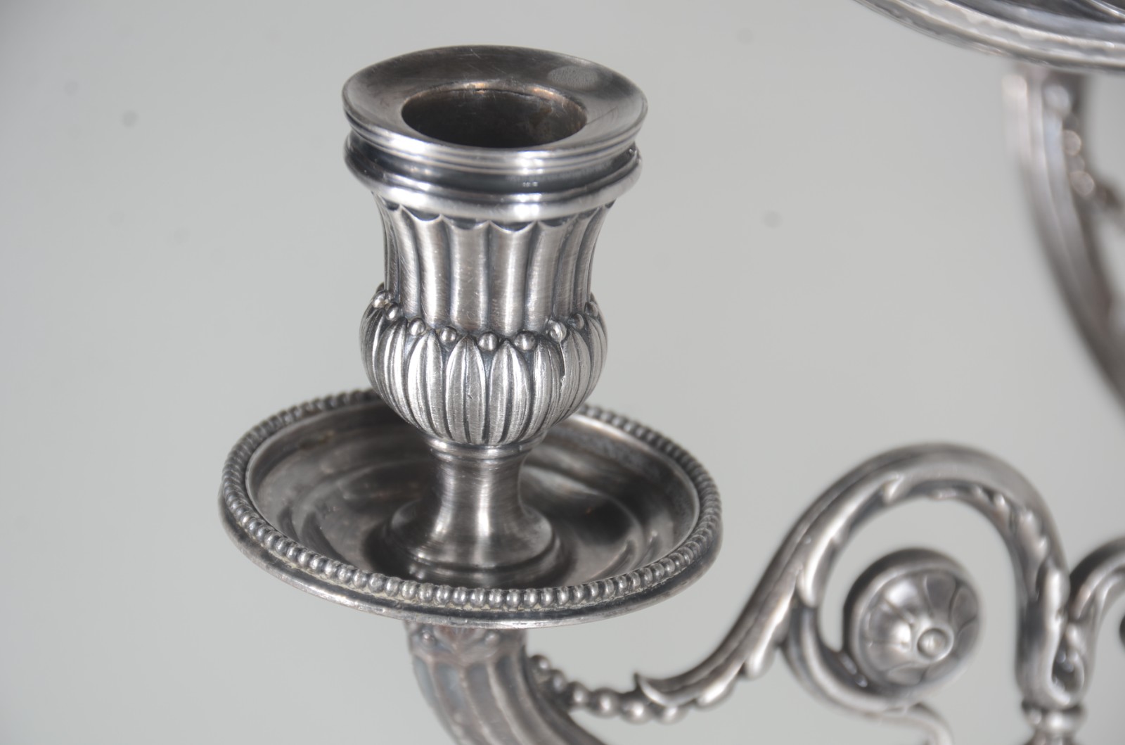Par de imponentes candelabros de metal prateado ingles para 9 velas... - foto 5 de 11