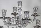 Elkington & Co.,  - Par de imponentes candelabros de metal prateado ingles para 9 velas cada, reversíveis em castiçais, ricamente trabalhados com guirlandas florais e cab