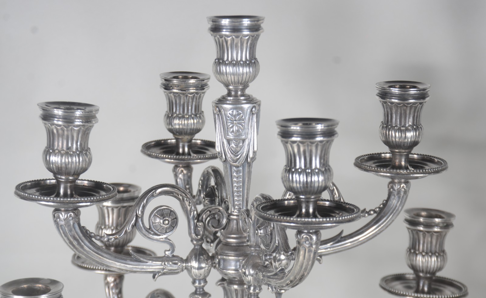 Par de imponentes candelabros de metal prateado ingles para 9 velas... - foto 6 de 11
