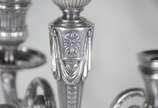 Elkington & Co.,  - Par de imponentes candelabros de metal prateado ingles para 9 velas cada, reversíveis em castiçais, ricamente trabalhados com guirlandas florais e cab