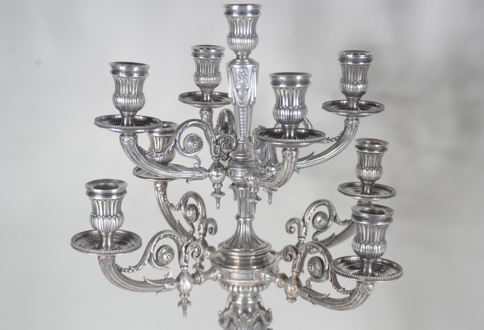 Par de imponentes candelabros de metal prateado ingles para 9 velas... - foto 8 de 11