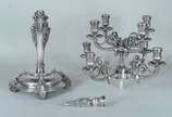 Elkington & Co.,  - Par de imponentes candelabros de metal prateado ingles para 9 velas cada, reversíveis em castiçais, ricamente trabalhados com guirlandas florais e cab