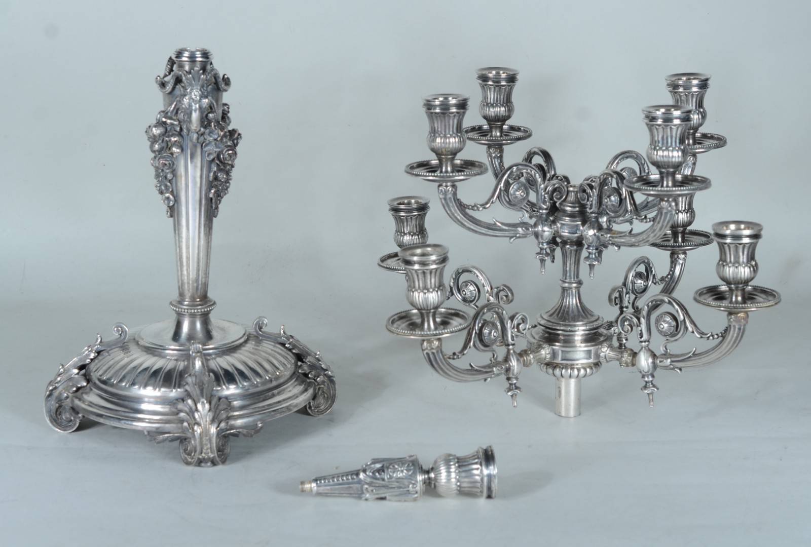 Par de imponentes candelabros de metal prateado ingles para 9 velas... - foto 9 de 11