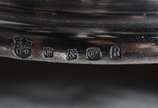 Elkington & Co.,  - Par de imponentes candelabros de metal prateado ingles para 9 velas cada, reversíveis em castiçais, ricamente trabalhados com guirlandas florais e cab