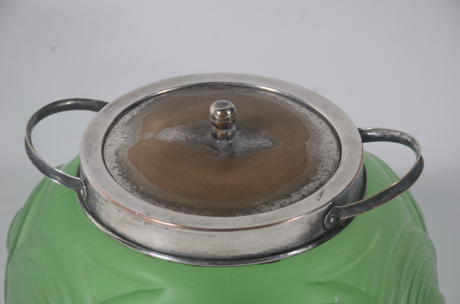 Duas peças, sendo: fruteira com base de metal e prato de vidro feitio... - foto 8 de 8