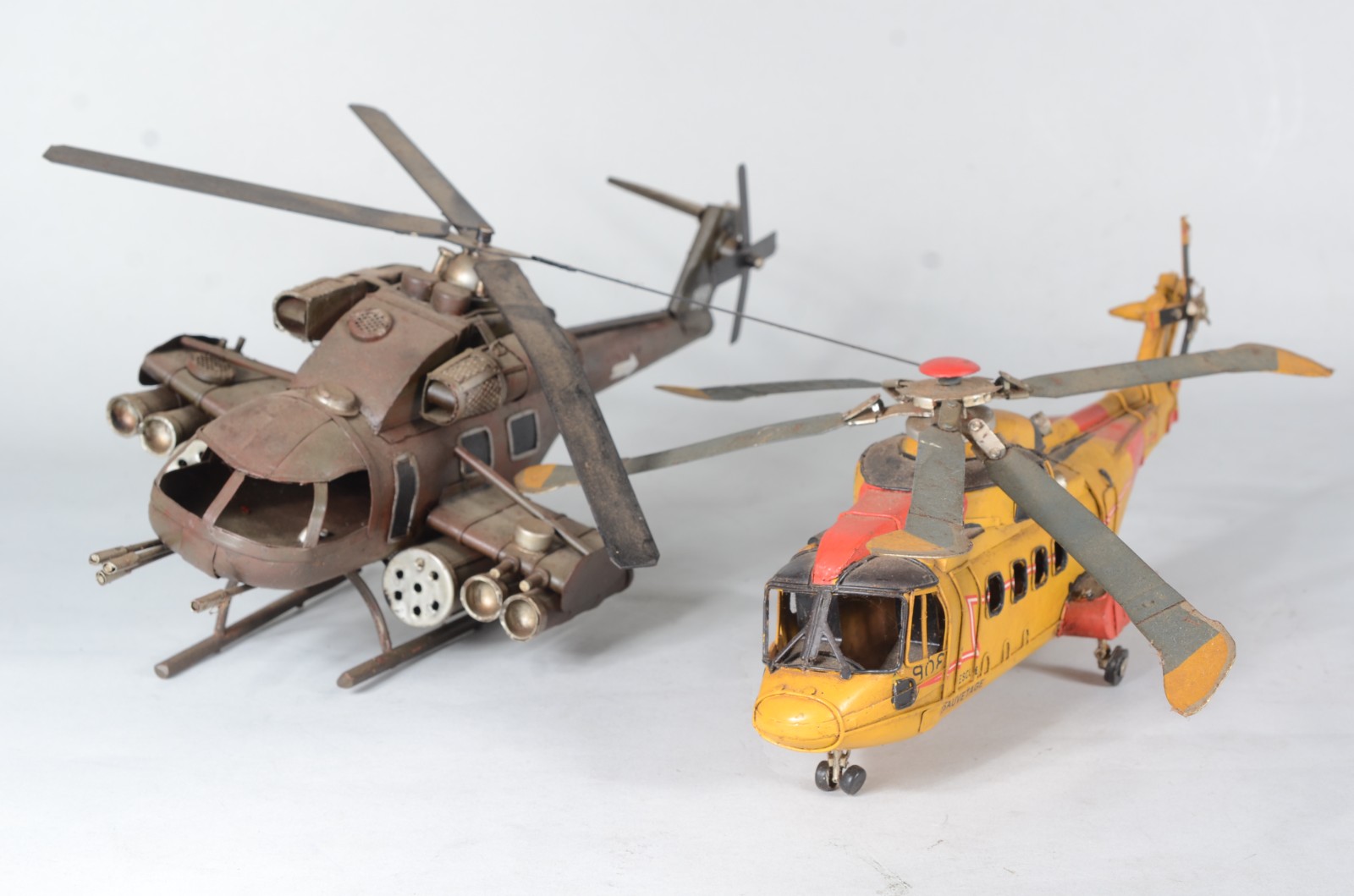 Dois helicópteros em miniaturas. Desgastes. - foto 1 de 5