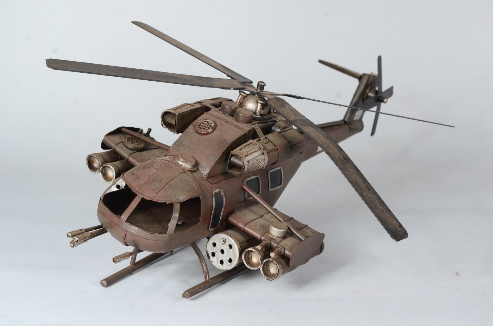 Dois helicópteros em miniaturas. Desgastes. - foto 2 de 5