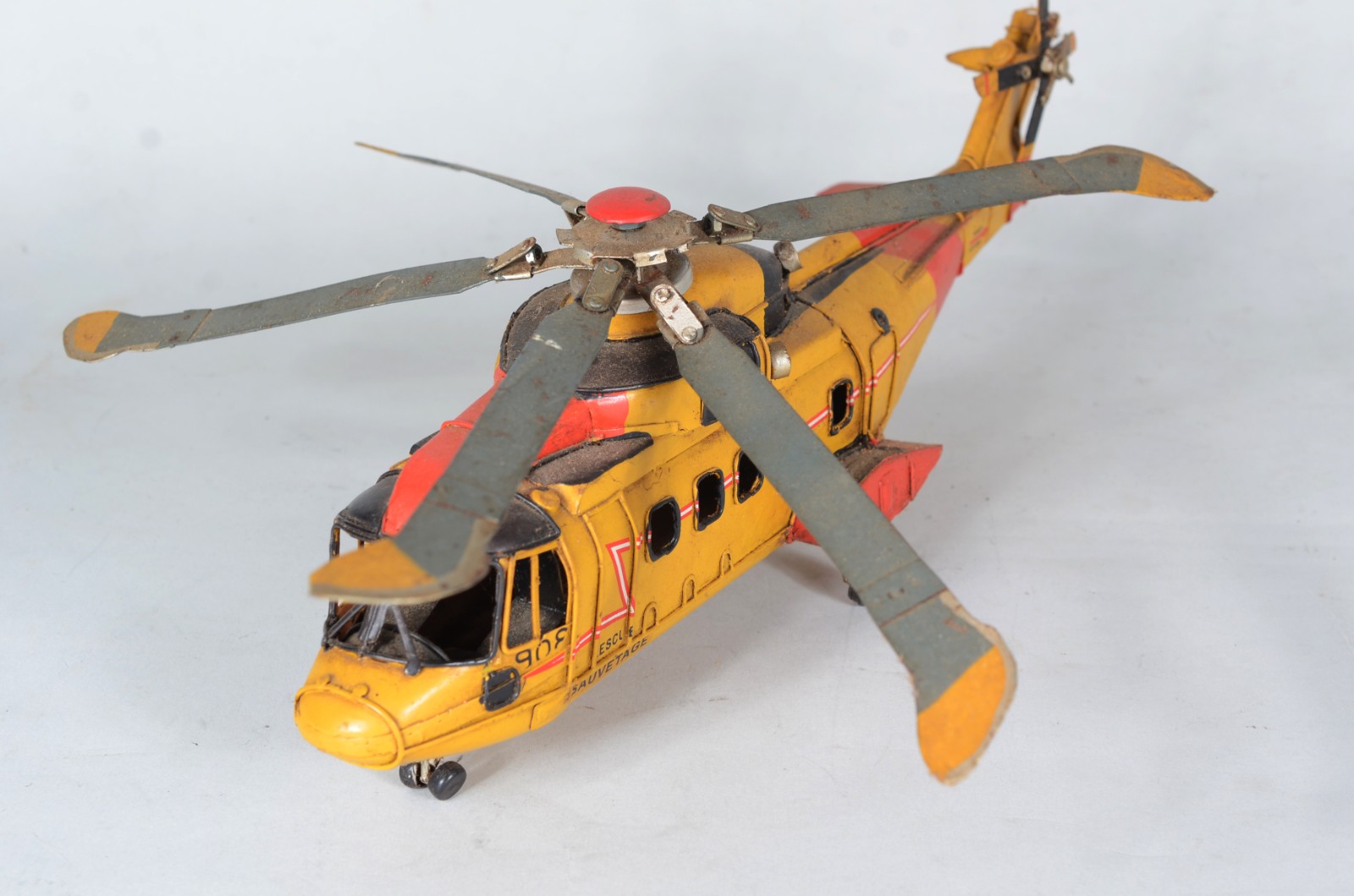Dois helicópteros em miniaturas. Desgastes. - foto 4 de 5