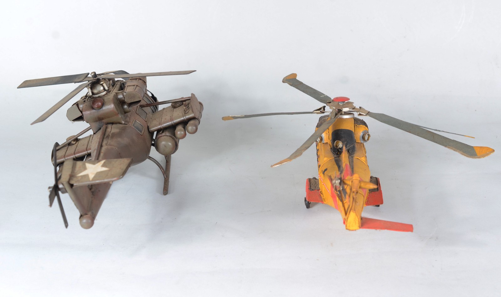 Dois helicópteros em miniaturas. Desgastes. - foto 5 de 5
