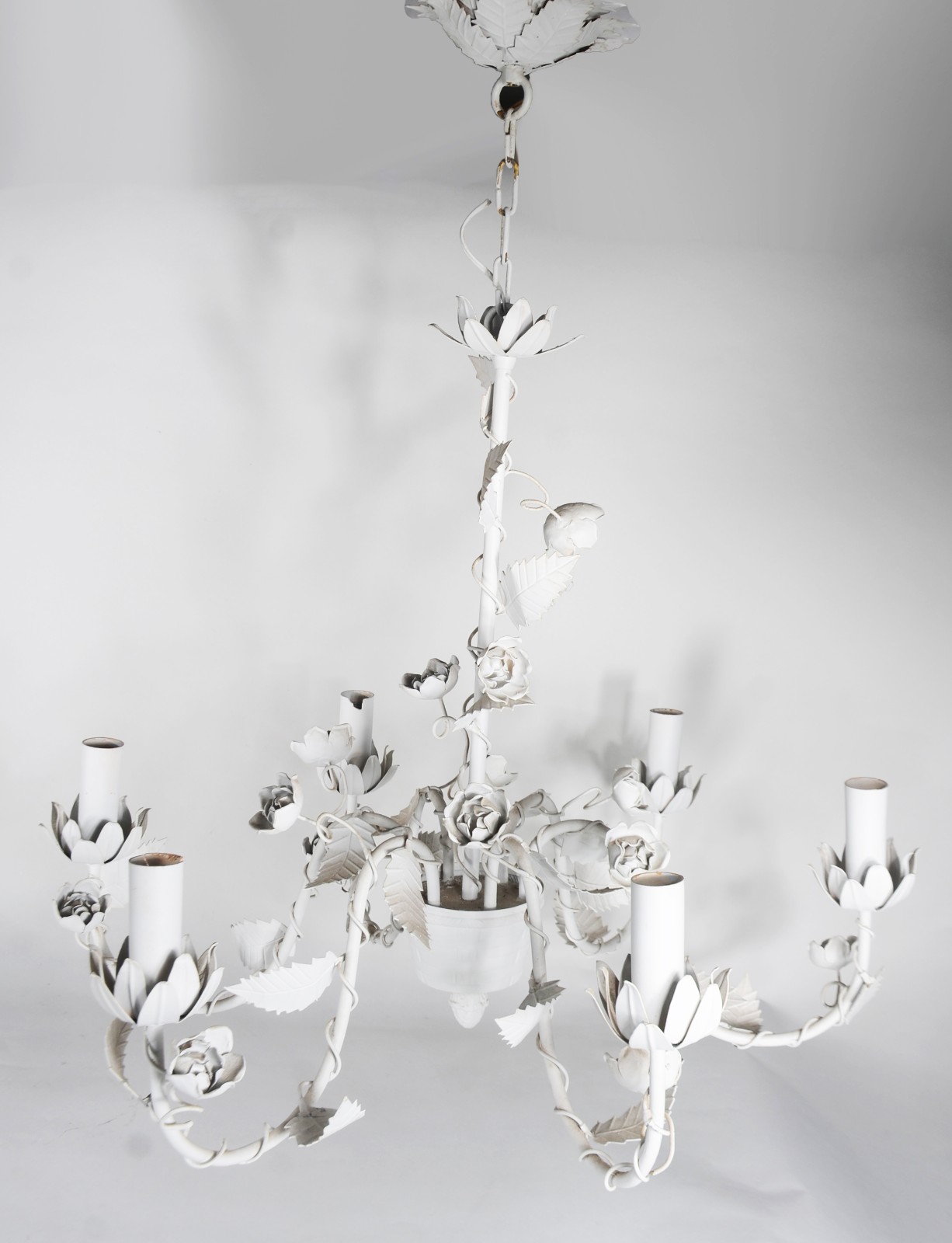 Lustre de metal pintado de branco para 6 luzes, com flores e folhas... - foto 1 de 9
