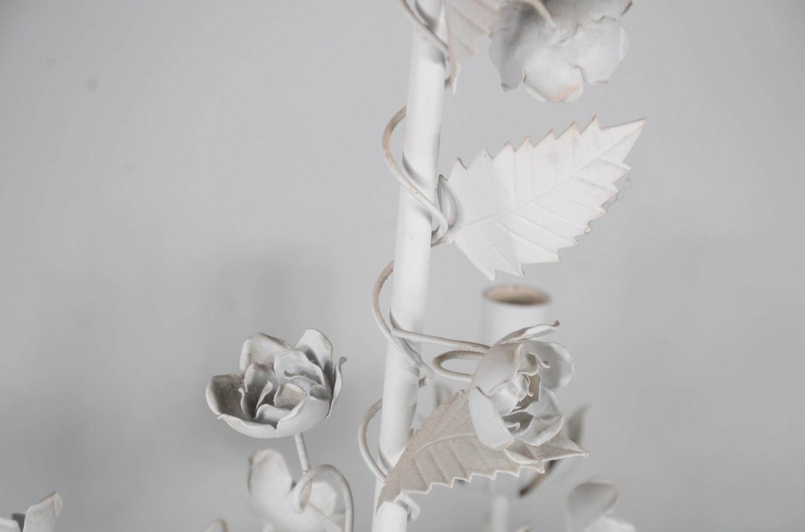 Lustre de metal pintado de branco para 6 luzes, com flores e folhas... - foto 3 de 9