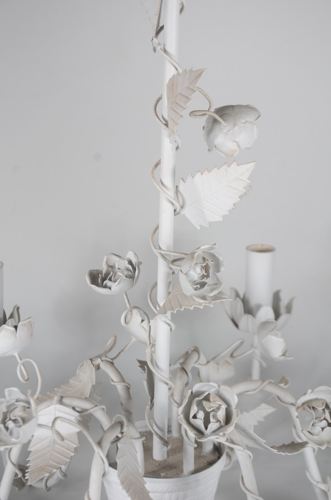 Lustre de metal pintado de branco para 6 luzes, com flores e folhas... - foto 4 de 9