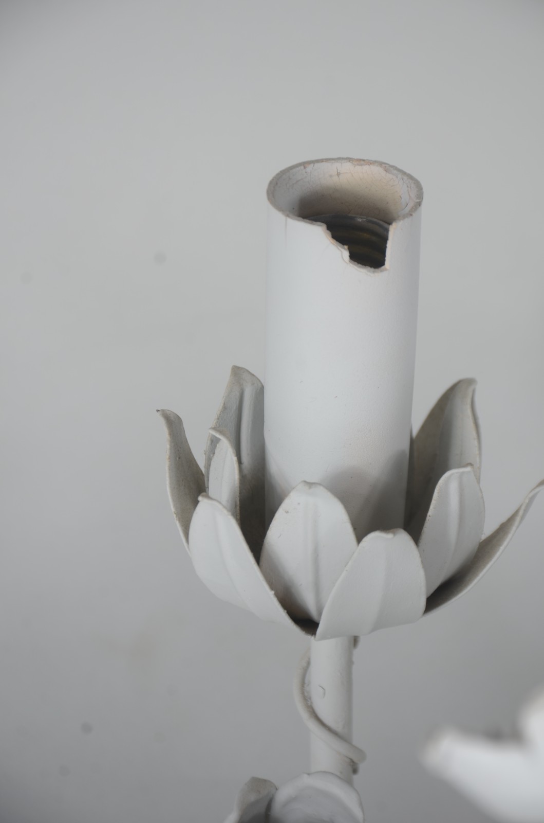 Lustre de metal pintado de branco para 6 luzes, com flores e folhas... - foto 5 de 9