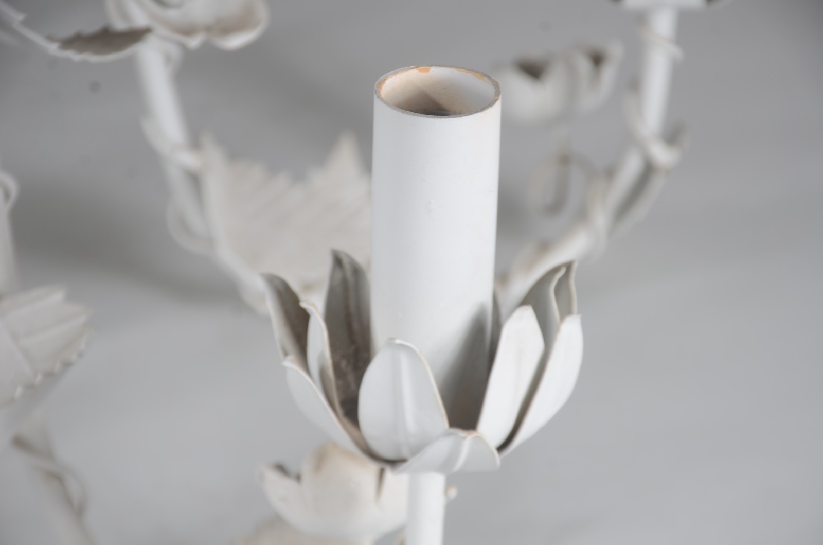 Lustre de metal pintado de branco para 6 luzes, com flores e folhas... - foto 6 de 9