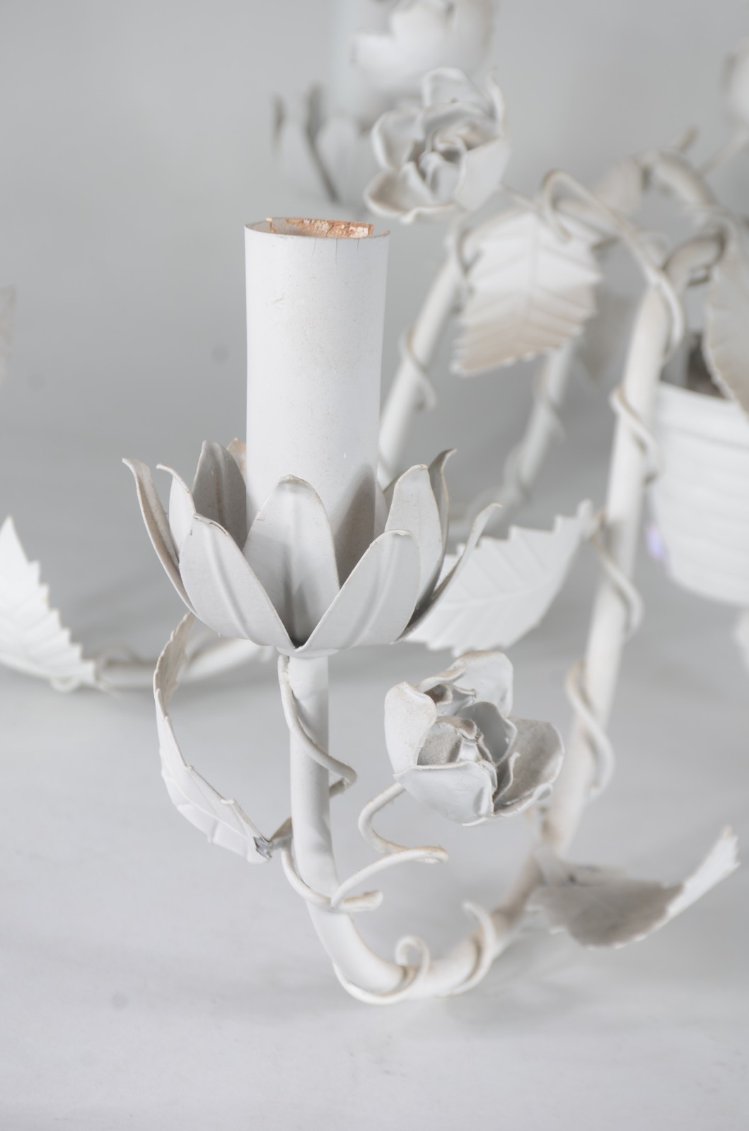 Lustre de metal pintado de branco para 6 luzes, com flores e folhas... - foto 7 de 9