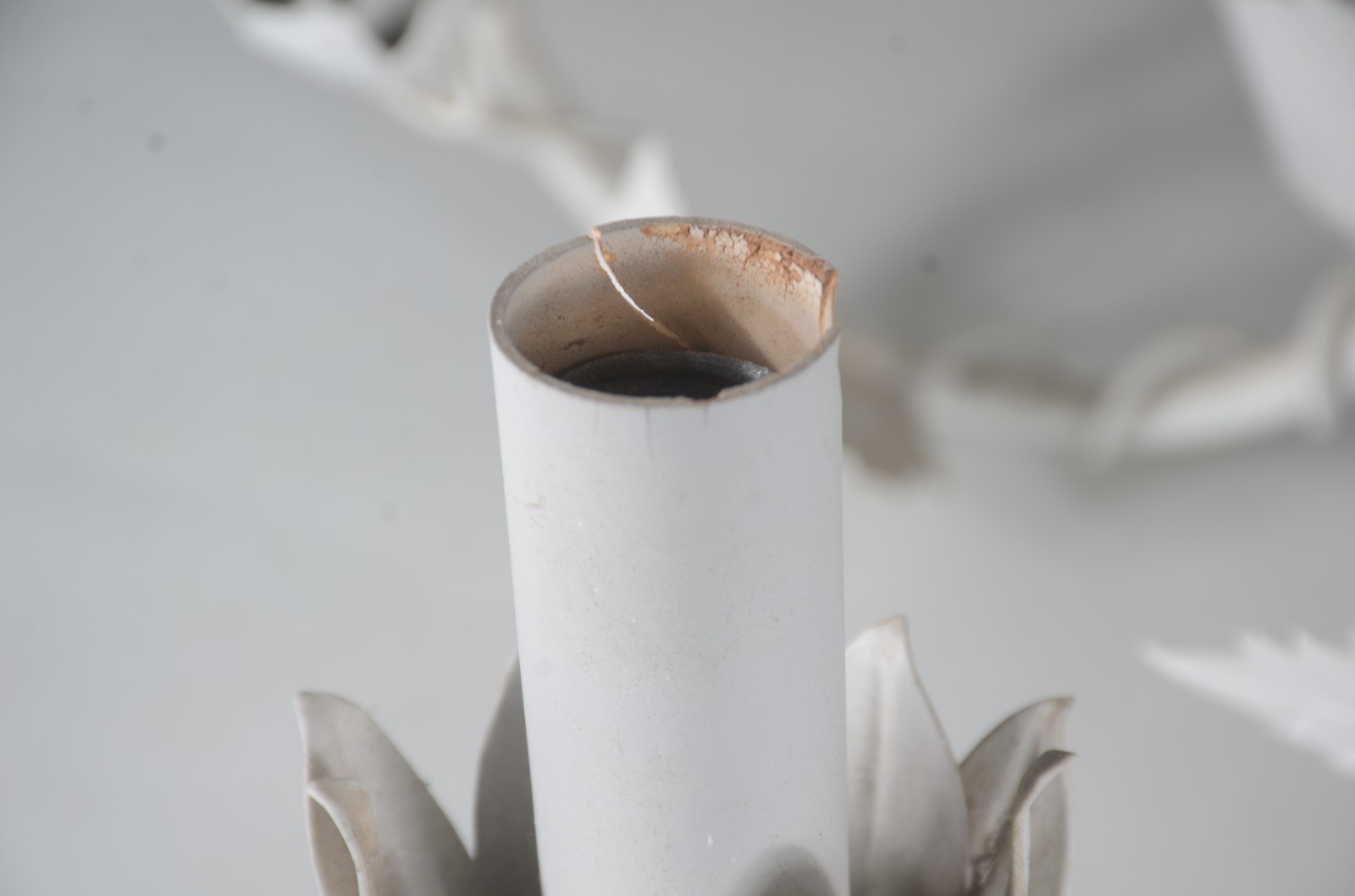 Lustre de metal pintado de branco para 6 luzes, com flores e folhas... - foto 8 de 9