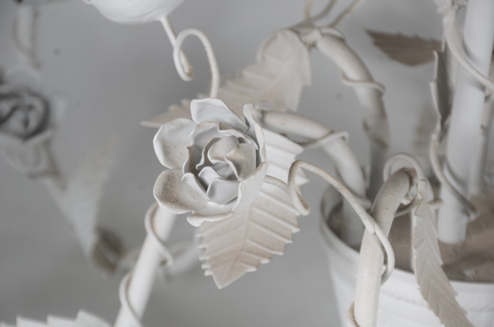 Lustre de metal pintado de branco para 6 luzes, com flores e folhas... - foto 9 de 9