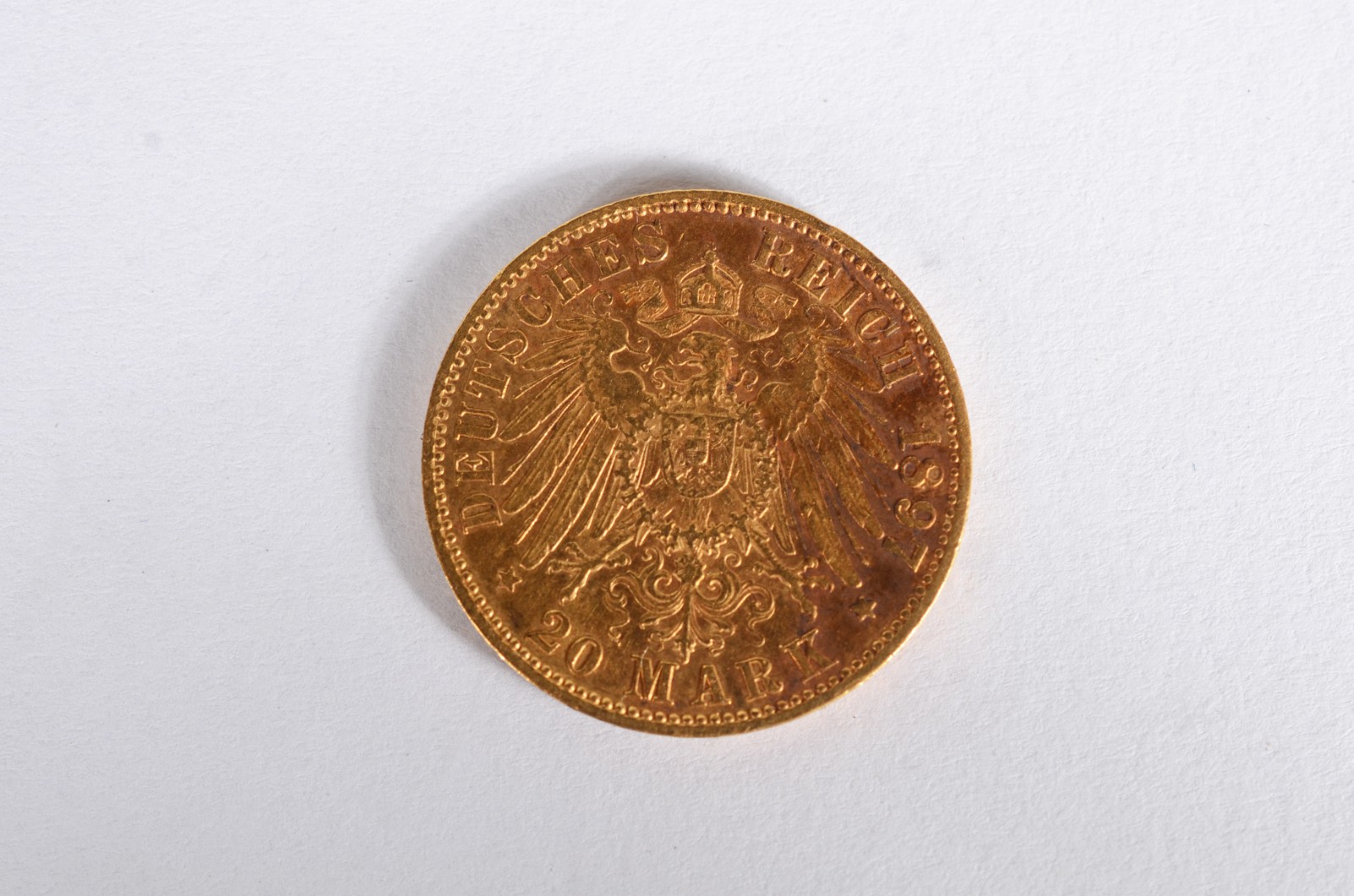 Moeda Alemã de 20 Mark de ouro 18 k., datada 1897. (Por motivos de... - foto 2 de 3