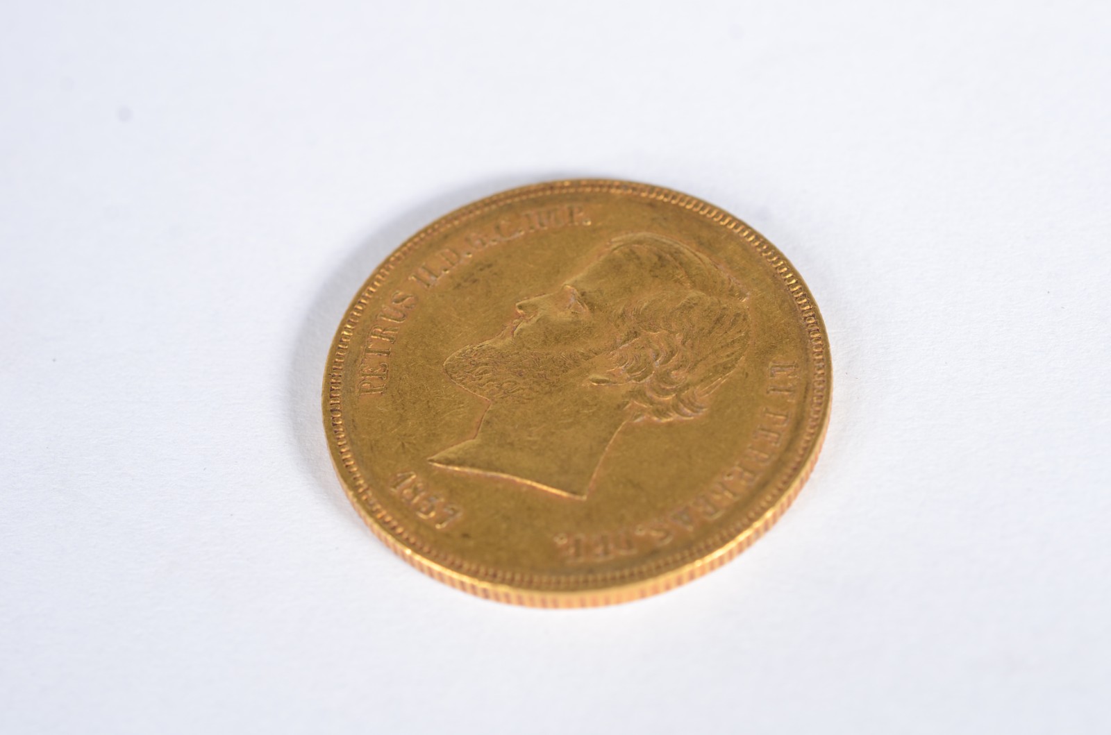 Moeda Brasileira de 20 mil reis de ouro 18 k., datado 1857. (Por... - foto 3 de 3