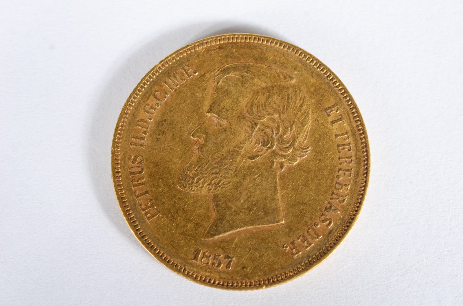 Moeda Brasileira de 20 mil reis de ouro 18 k., datado 1857. (Por... - foto 1 de 3