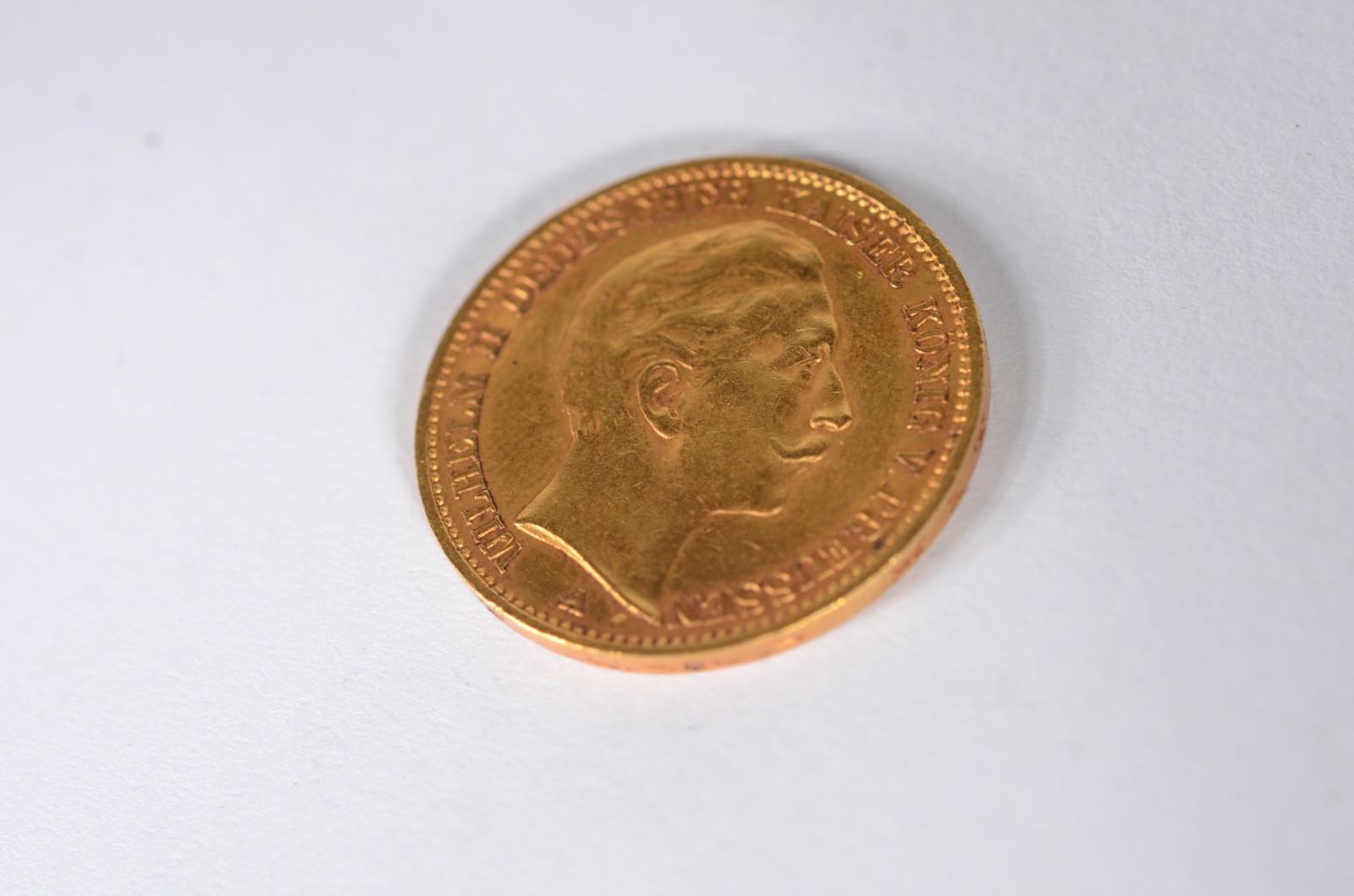Moeda alemã de 20 Mark de ouro 18 k., datada 1911. (Por motivos de... - foto 3 de 3