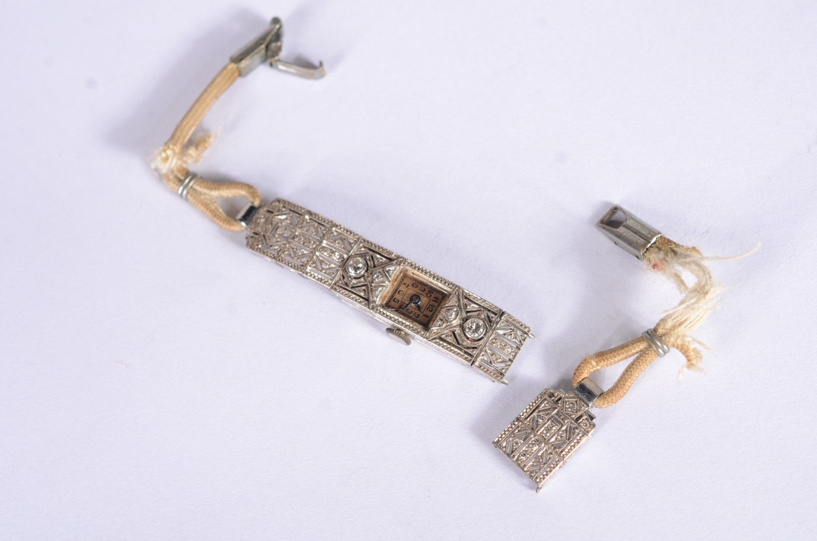 Relógio feminino de platina, marca Cyma. Pulseira arrebentada. (Por... - foto 1 de 7