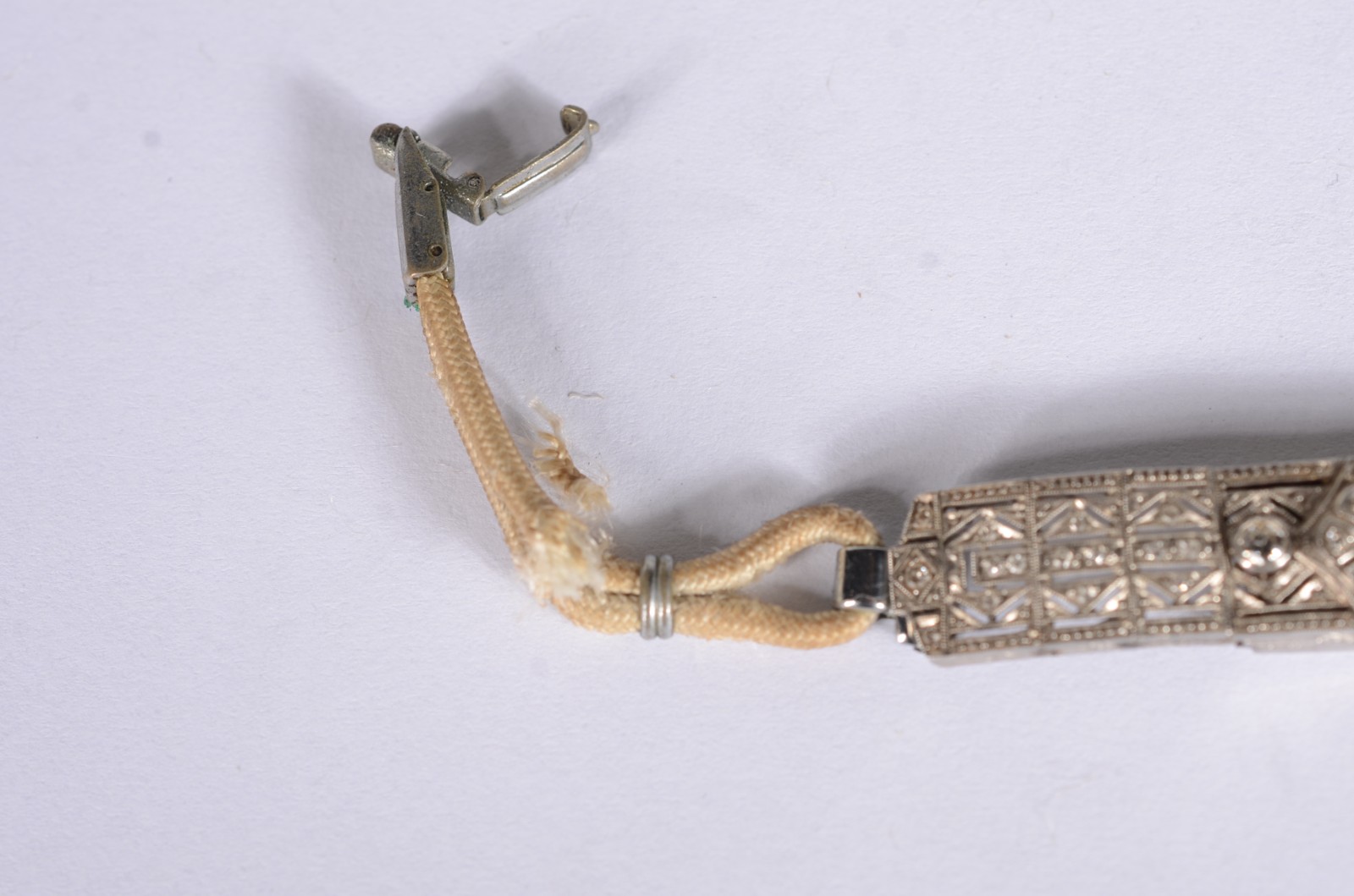Relógio feminino de platina, marca Cyma. Pulseira arrebentada. (Por... - foto 3 de 7