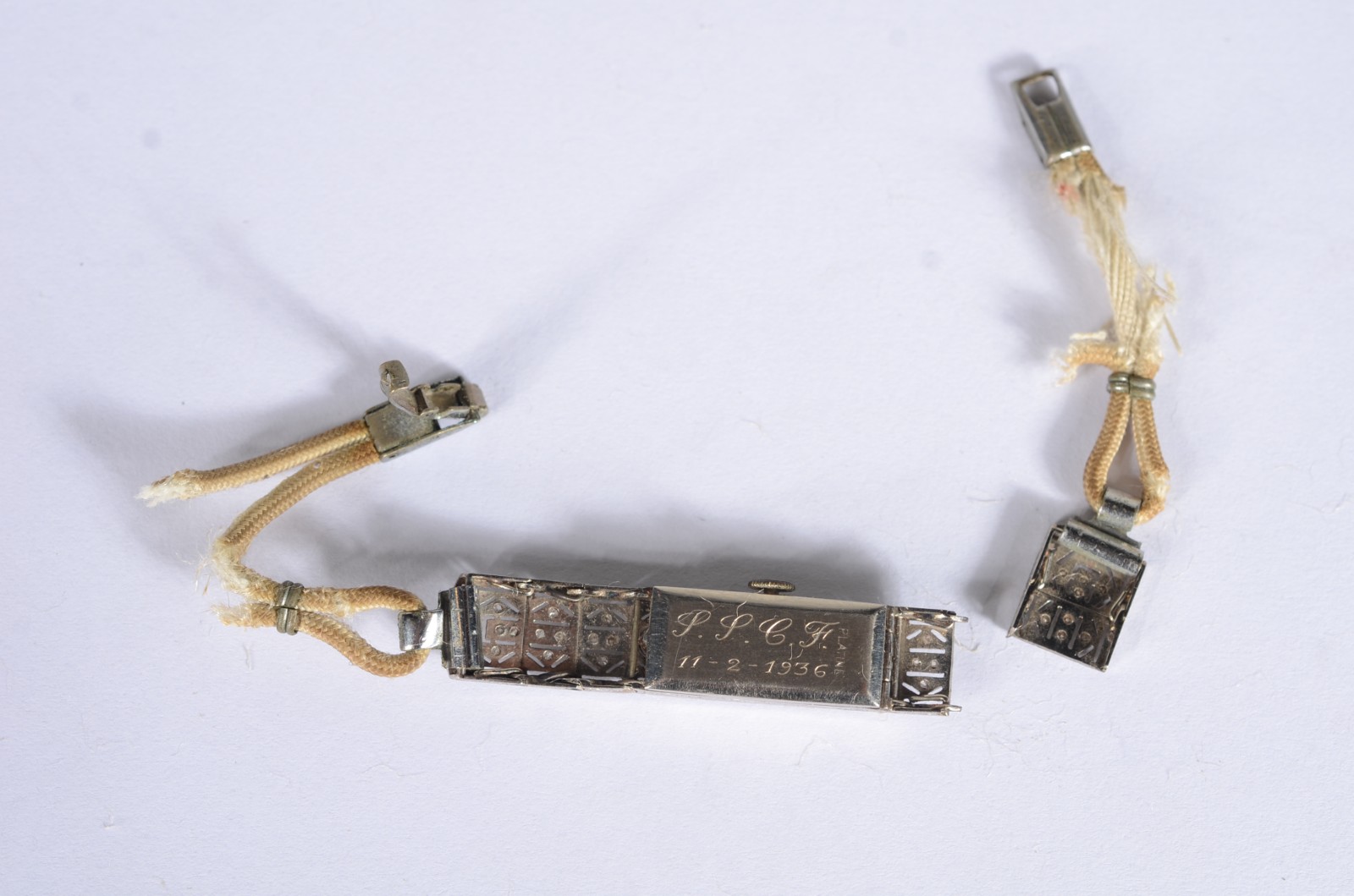 Relógio feminino de platina, marca Cyma. Pulseira arrebentada. (Por... - foto 6 de 7