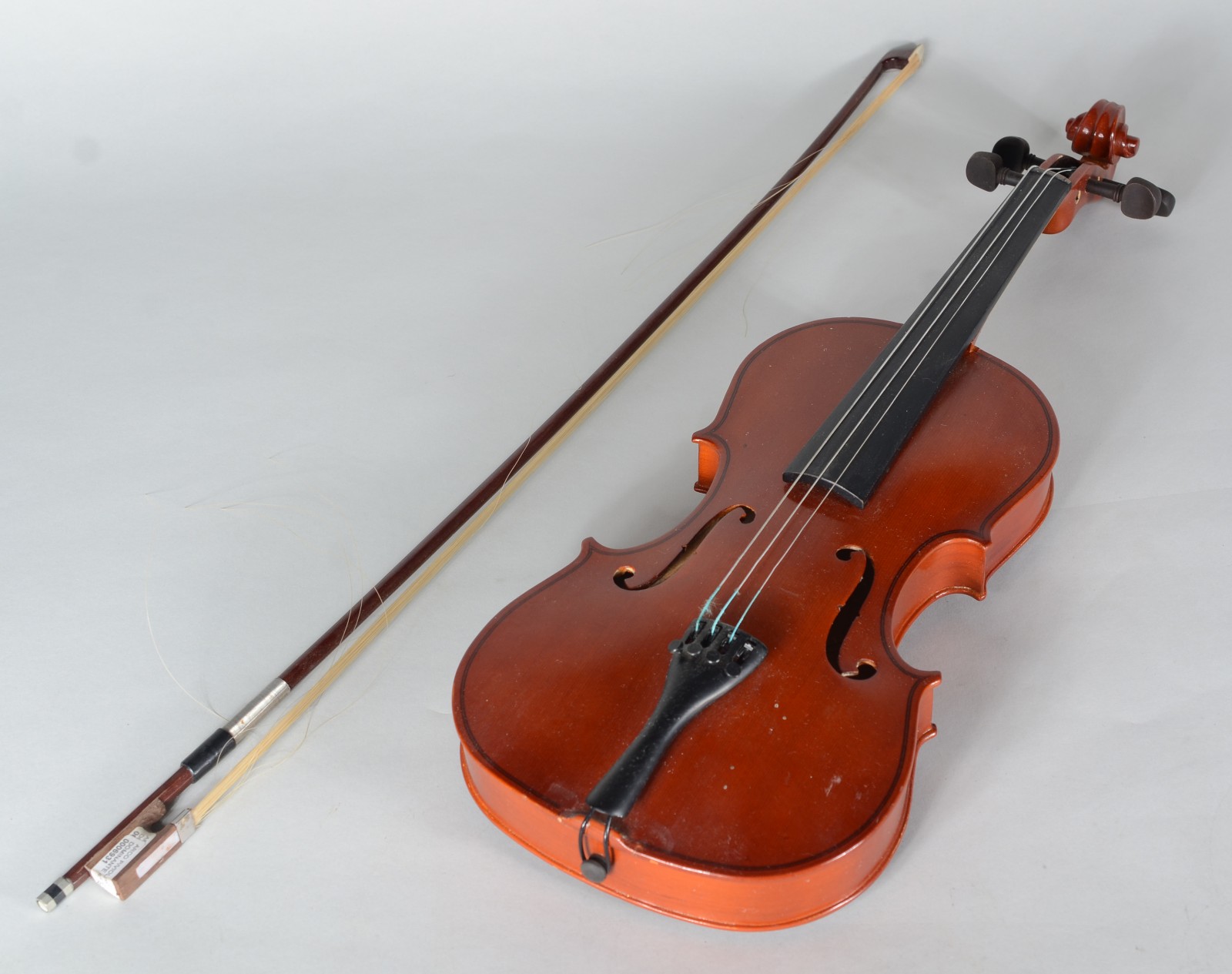 Violino da marca "Vogga" no estojo. Pequenos desgastes. - foto 1 de 8