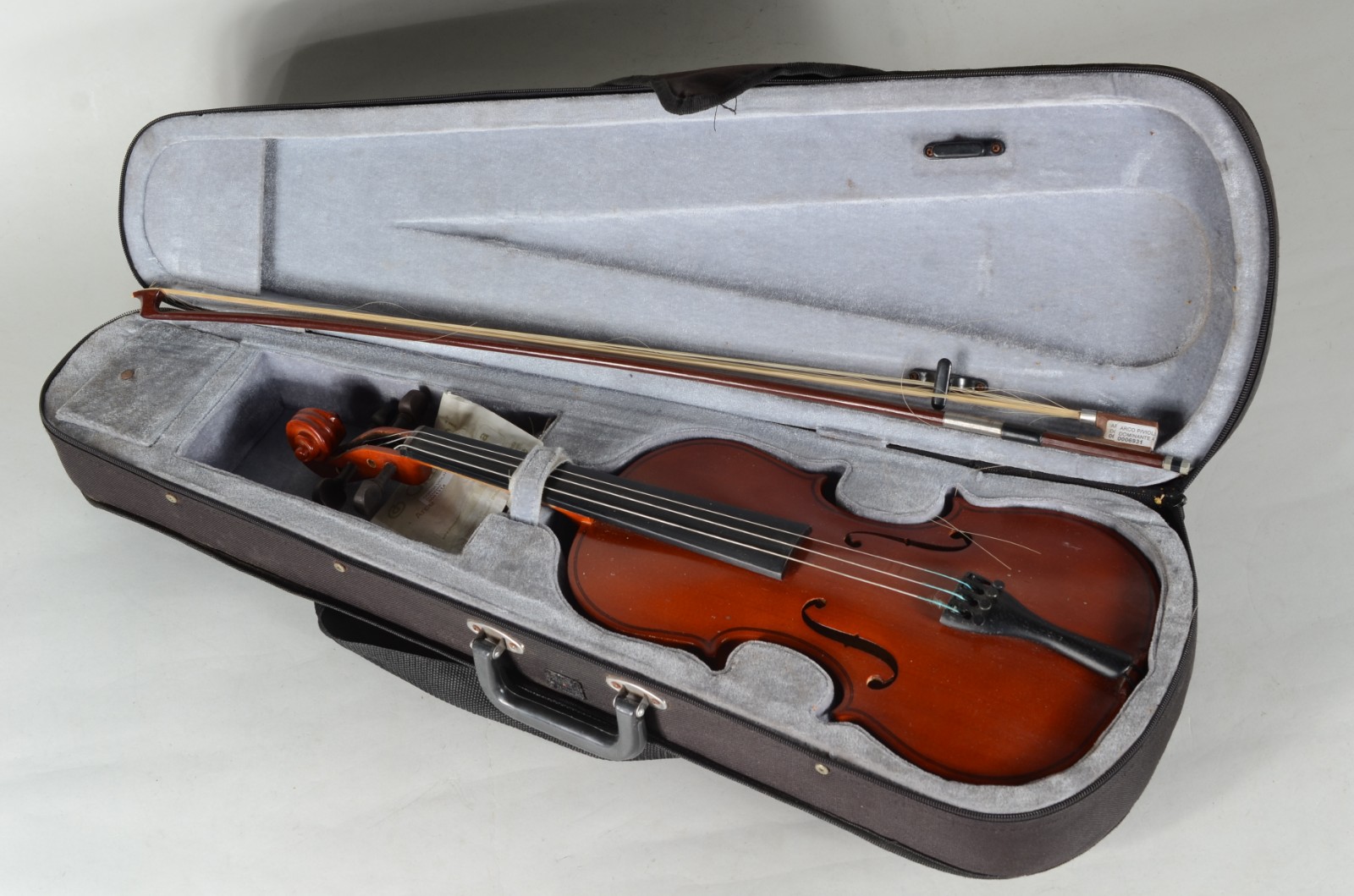 Violino da marca "Vogga" no estojo. Pequenos desgastes. - foto 2 de 8