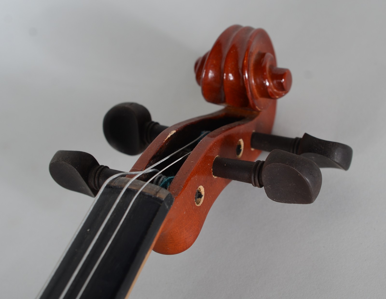 Violino da marca "Vogga" no estojo. Pequenos desgastes. - foto 4 de 8