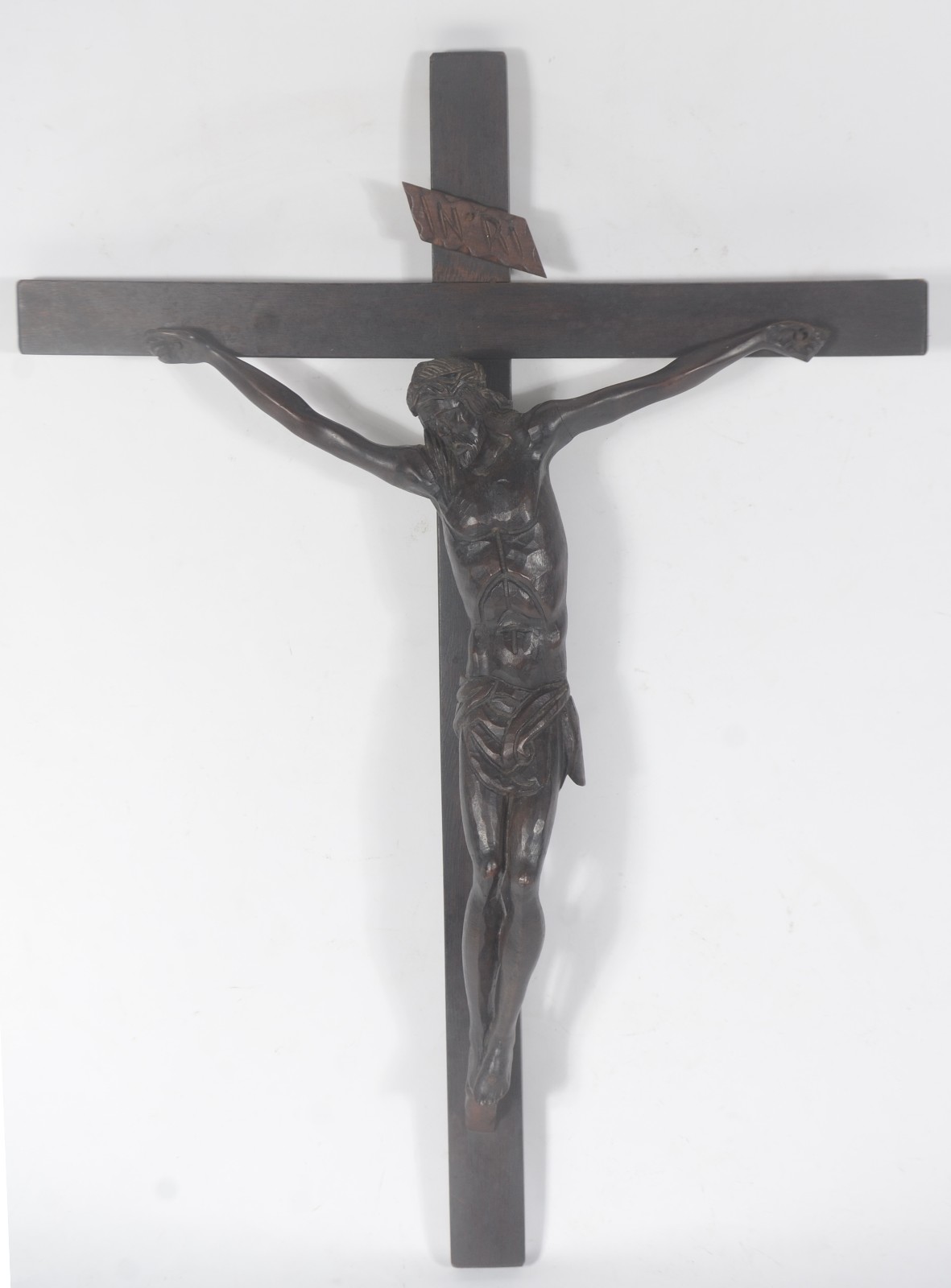 Grande crucifixo com figura de Cristo de madeira entalhada. - foto 1 de 7