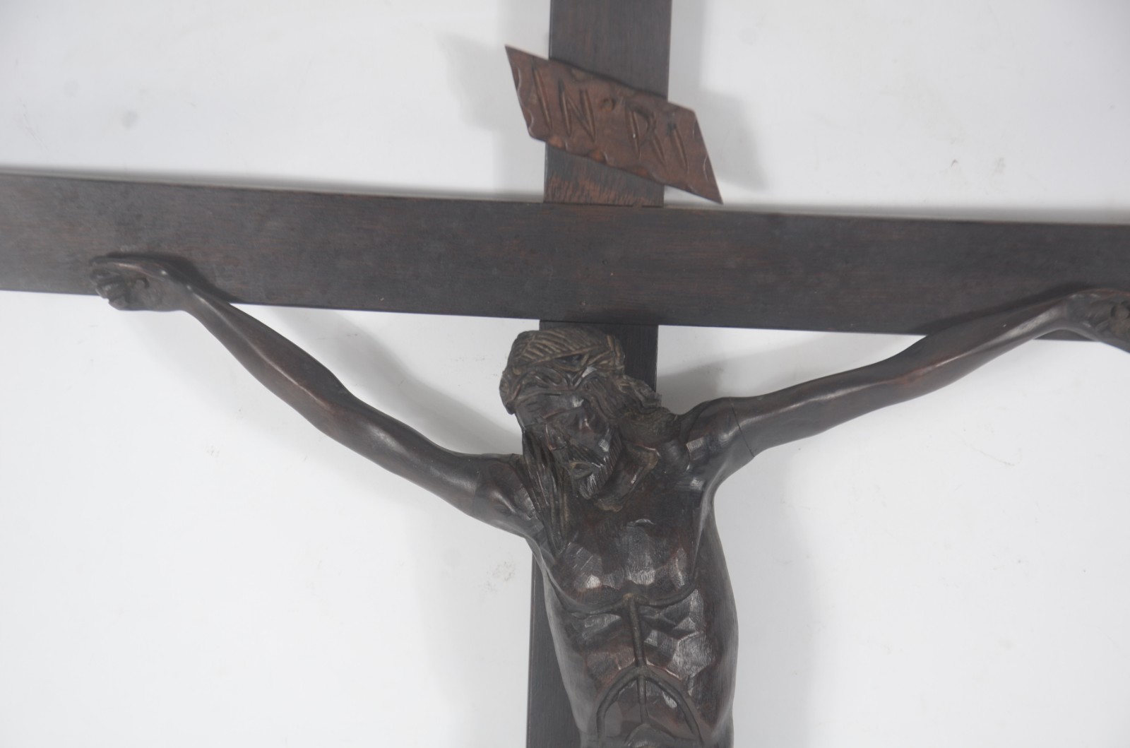 Grande crucifixo com figura de Cristo de madeira entalhada. - foto 2 de 7