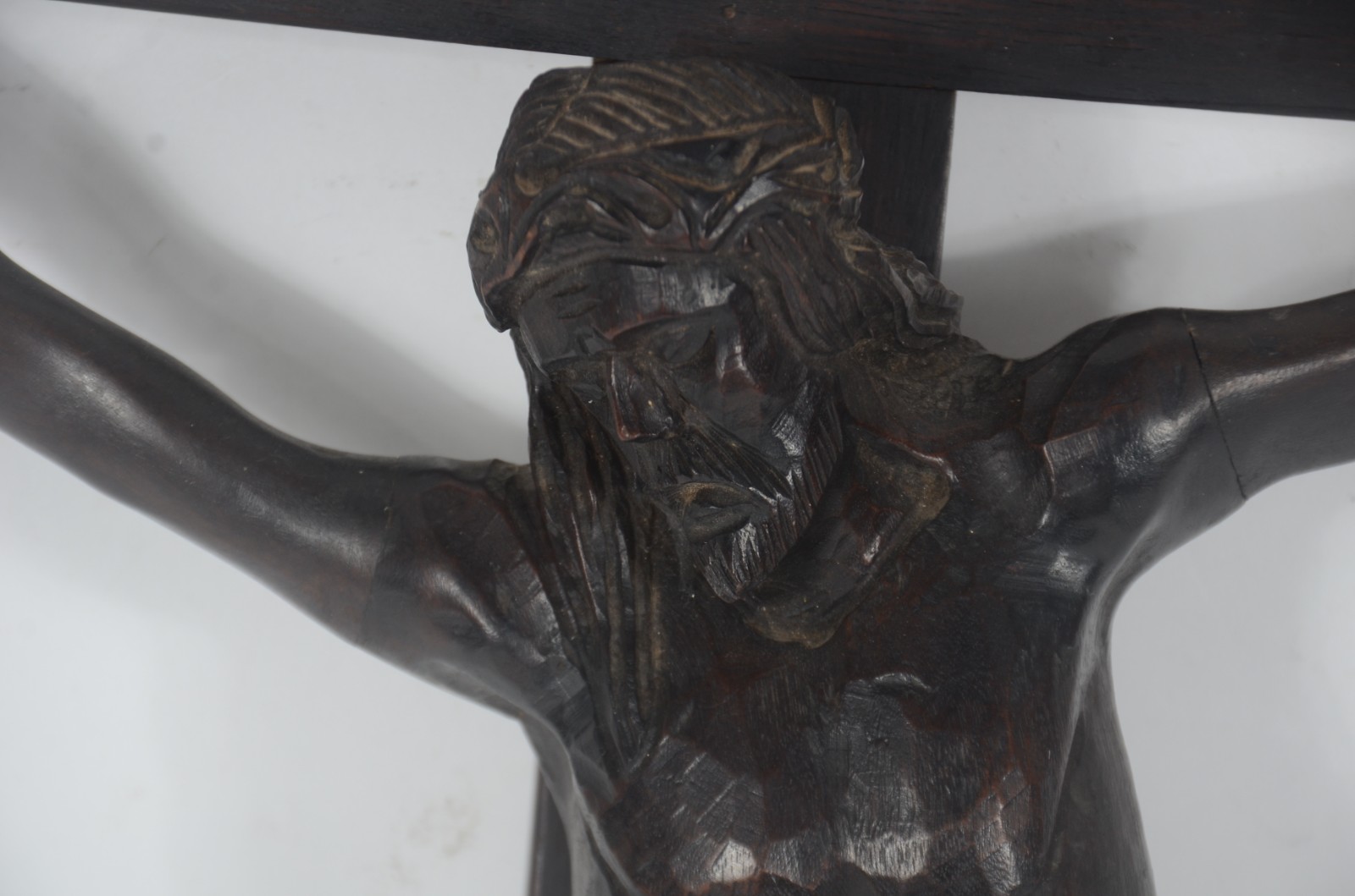Grande crucifixo com figura de Cristo de madeira entalhada. - foto 3 de 7