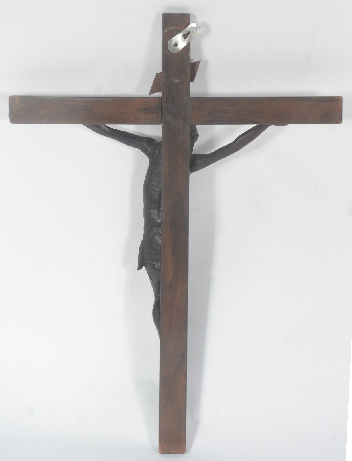 Grande crucifixo com figura de Cristo de madeira entalhada. - foto 4 de 7
